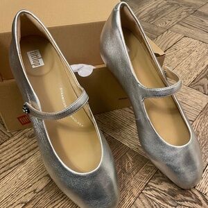 Silver Metallic Leather Mary Janes 8.5 NIB Fitflop